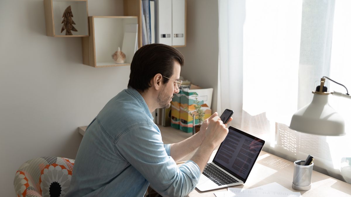 laptop smartfon praca zdalna