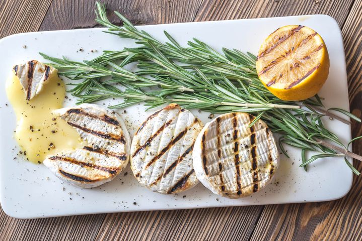 Przystawki na grilla mogą być bardzo różne. Doskonale smakuje na przykład grillowany camembert.