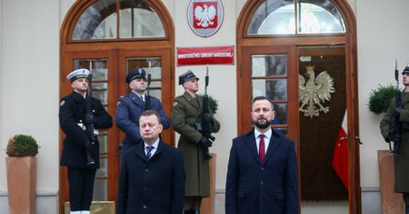 "Nie będziemy szli pod prąd". Szef MON odpowiada Błaszczakowi