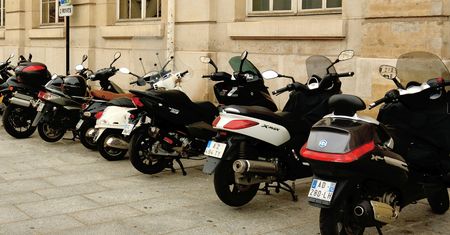 Paryż odracza wprowadzenie ostrzejszych norm emisji spalin. Motocykliści się ucieszą