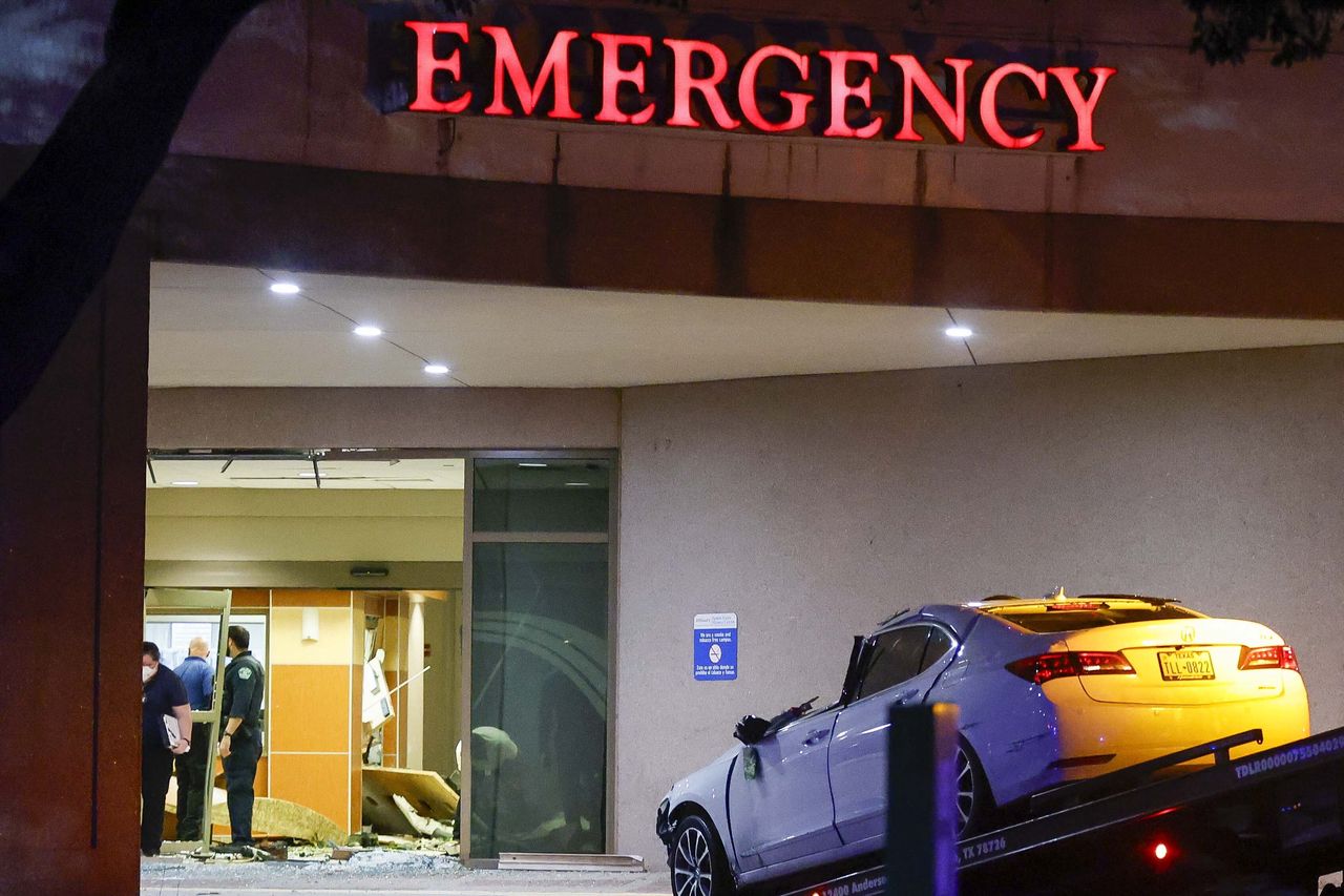 Driver dies, five injured as car crashes into Austin hospital's emergency room