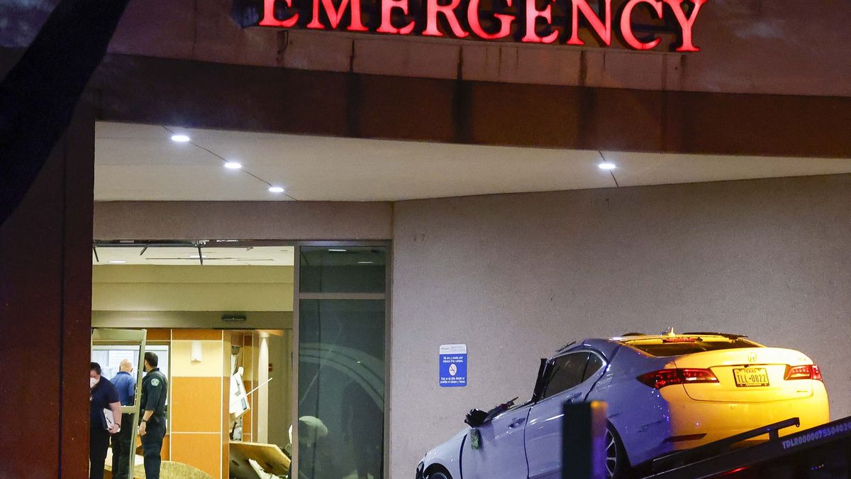 A tow truck removes the car that crashed in to the emergency room at St. David's North Austin Medical Center in Austin, Texas, USA, 13 February 2024. According to a statement from the medical center's chief medical officer, one person has died and at least five others on scene were injured when a vehicle collided with the emergency room department at St. David's North Austin Medical Center. EPA/Adam Davis Dostawca: PAP/EPA.