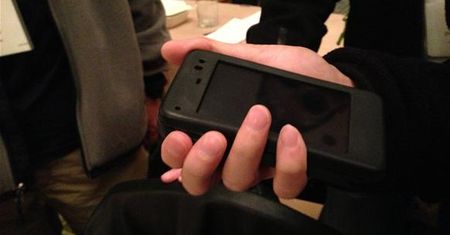 ForcePhone przytuli na odległość, przesyłając wibracje