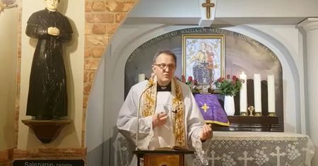 Ksiądz Woźnicki znowu na językach. Tym razem z powodu żartów z... "Barki"