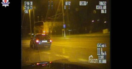 Pościg za piratem drogowym. Próbował rozjechać policjantów i staranował radiowozy. Padły strzały