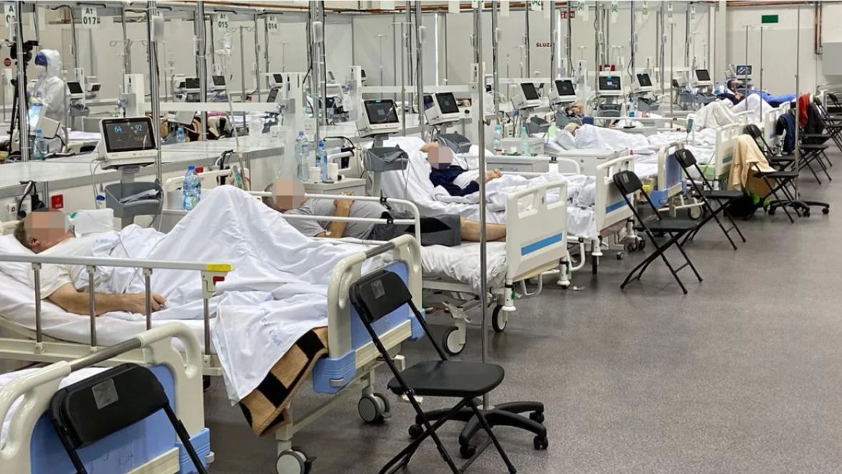 Oddział covidowy. Słychać szum i pikanie aparatury medycznej. Tu ludzie walczą o każdy oddech