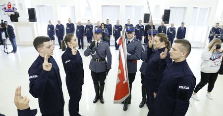 Nowi funkcjonariusze wstąpili w szeregi lubelskiej policji. Uroczyste ślubowanie złożyło 30 młodych adeptów