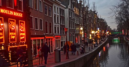 Koniec dzielnicy czerwonych latarni? Trwa porządkowanie Amsterdamu