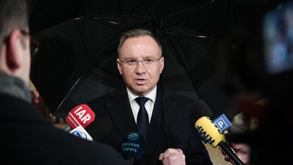 Paryż, Francja, 26.02.2024. Prezydent Rzeczypospolitej Polskiej Andrzej Duda podczas wypowiedzi dla mediów w Paryżu, 26 bm. Prezydent Andrzej Duda przebywa z wizytą we Francji, gdzie wziął udział w wielostronnych rozmowach dot. wsparcia Ukrainy. (amb) PAP/Marcin Obara