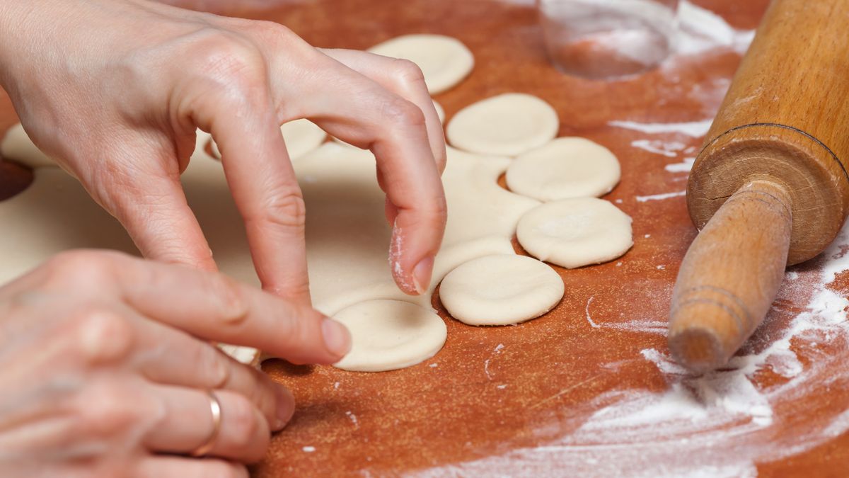 Ewa Wachowicz do ciasta na pierogi dodaje 1 składnik