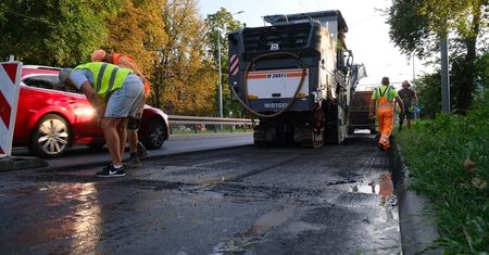 Drogowcy wymieniają asfalt na al. Kraśnickiej. W miejscu prowadzonych prac jezdnia jest zwężona