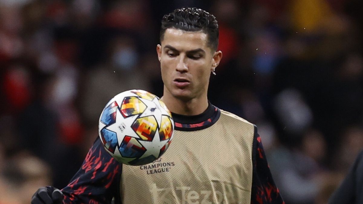 epa09779457 Manchester United's striker Cristiano Ronaldo warms up ahead of the UEFA Champions League round of 16 first leg soccer match between Atletico de Madrid and Manchester United held at Wanda Metropolitano stadium in Madrid, Spain, 23 February 2022.  EPA/Juanjo Martin Dostawca: PAP/EPA.