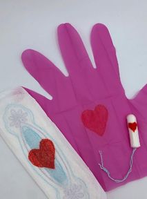 Pinky Gloves to różowe bohaterki każdego okresu. Wasz też wygląda jak czerwone serduszka?