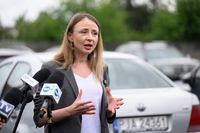 Gniezno, 17.07.2025. Minister rodziny, pracy i polityki społecznej Agnieszka Dziemianowicz-Bąk podczas uroczystości wręczenia Odznaki Honorowej Primus in Agendo Komisji Zakładowej OZZ Inicjatywa Pracownicza przy Jeremias Sp. z o.o. w Gnieźnie, 17. bm. Odznaczeni zostali pracownicy, którzy odegrali kluczową rolę w zakończeniu najdłuższego protestu pracowniczego w Polsce po 1989 roku. (jk/jm) PAP/Jakub Kaczmarczyk