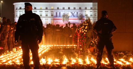 Nerwowo po przemówieniu Kaczyńskiego. Policja otoczyła pomnik