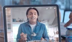 Michel Moran rozmawia z kuzynem Mikaelem w reklamie Śledzia Atlantyckiego Lisner