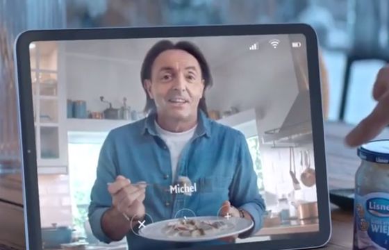 Michel Moran rozmawia z kuzynem Mikaelem w reklamie Śledzia Atlantyckiego Lisner