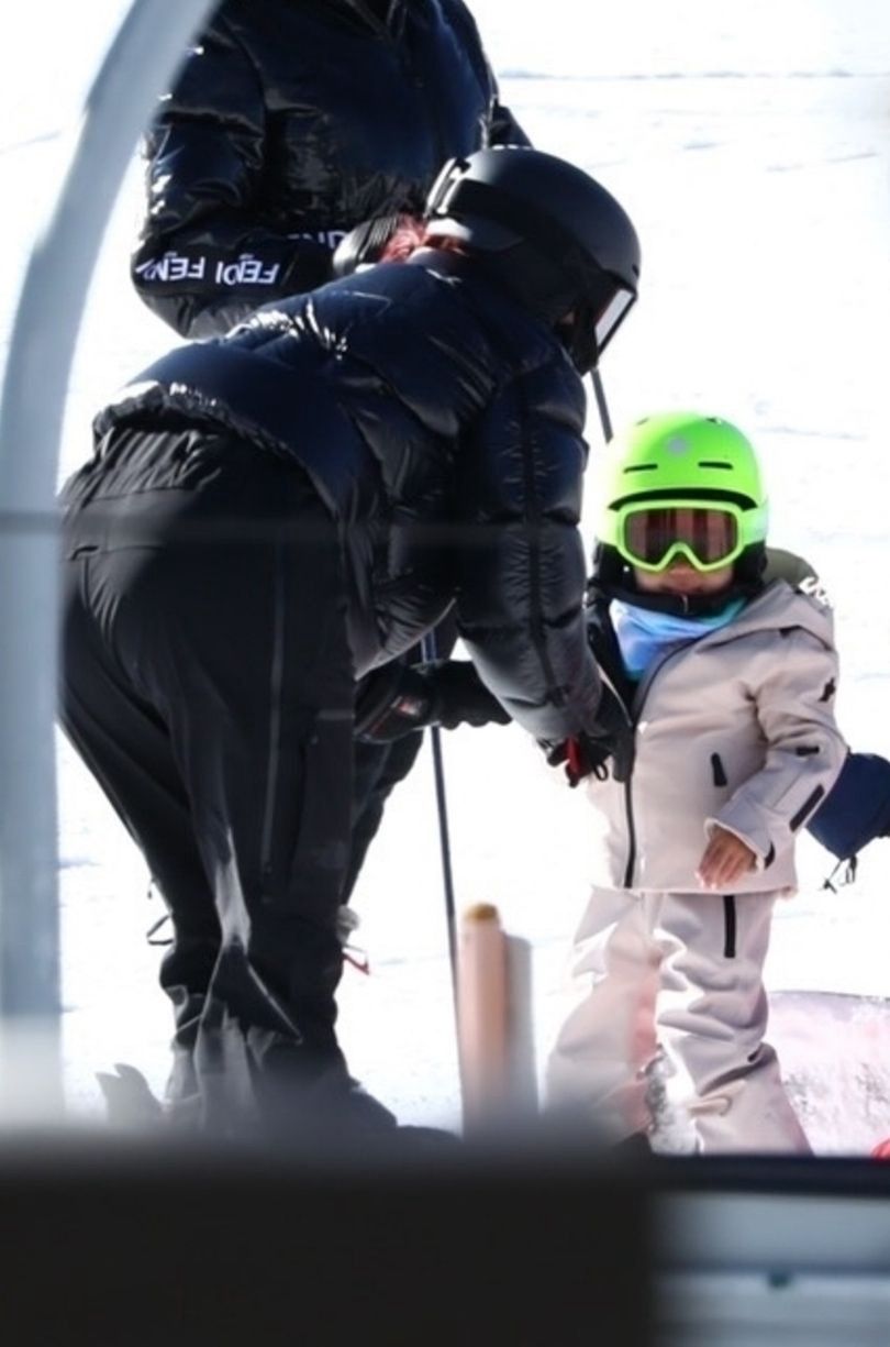 Kylie Jenner uczy Stormi jazdy na nartach podczas rodzinnego wypadu do Aspen