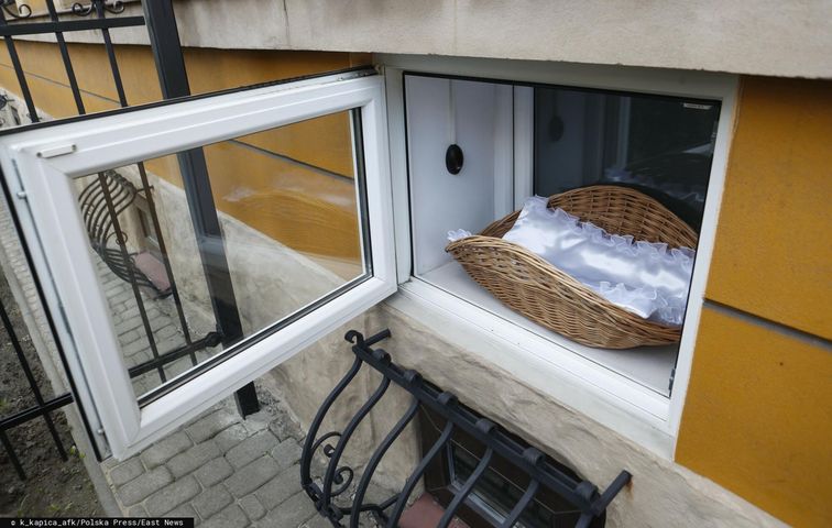 Dziewczynka pozostawiona w oknie życia w Świdnicy. Obok niej leżała butelka mleka