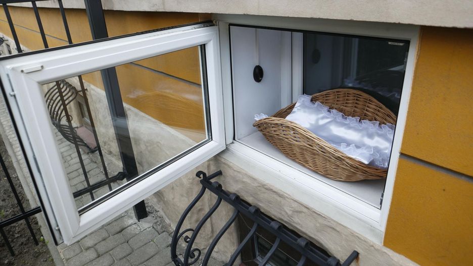 Dziewczynka pozostawiona w oknie życia w Świdnicy. Obok niej leżała butelka mleka