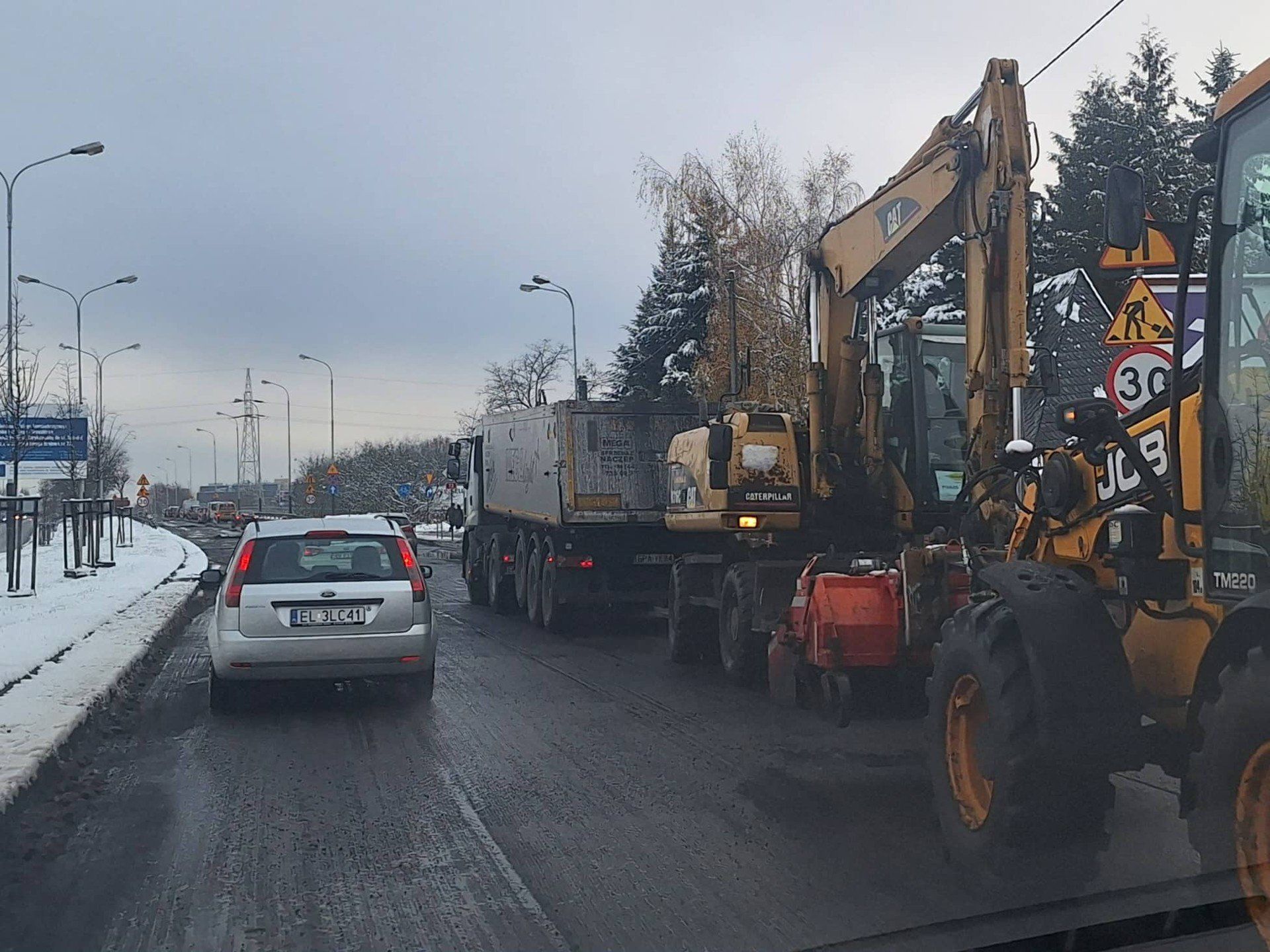 Prace na Brzezińskiej spowodowały spore utrudnienia w ruchu, którymi kierowcy byli w czwartek zaskoczeni