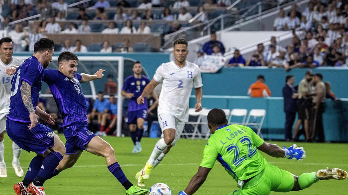 Lionel Messi (L) and Julian Alvarez (2-L) of Argentina in action against Honduras goalkeeper Luis Aurelio Lopez (R) during the International Friendly soccer match between Argentina and Honduras at the Hard Rock Stadium in Miami, Florida, USA, 23 September 2022. EPA/CRISTOBAL HERRERA-ULASHKEVICH Dostawca: PAP/EPA.