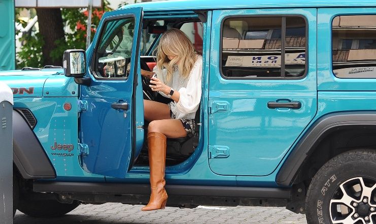 Długonoga Agnieszka Woźniak-Starak wychodzi z pracy