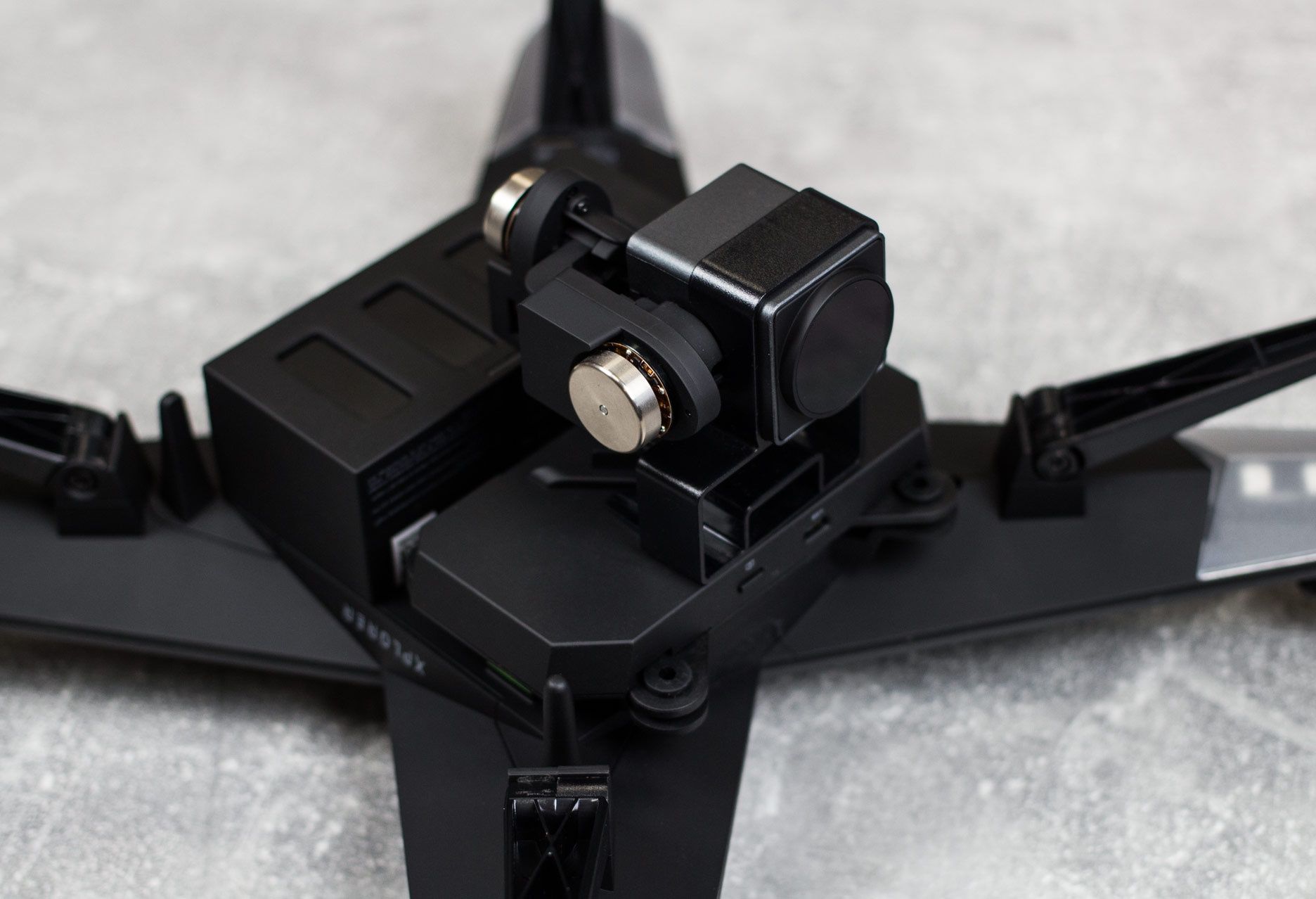 XIRO Xplorer V - założony akumulator i gimbal z kamerką