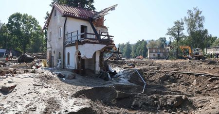 4 mln Polaków zagrożonych. "Pozwalamy budować domy"
