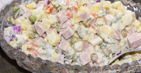 Jarzynowa i gyros poszły w odstawkę. Na domowych imprezach serwuję sałatkę urodzinową