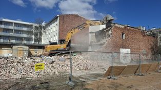 Trwa wyburzanie w bydgoskim Śródmieściu i remont nieruchomości