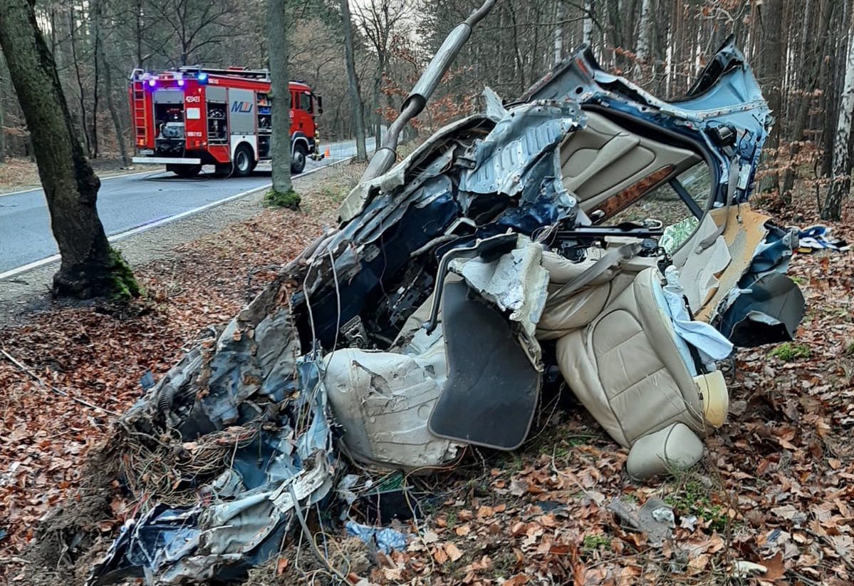 Tyle zostało z jaguara po uderzeniu w drzewo. Dwie osoby nie żyją