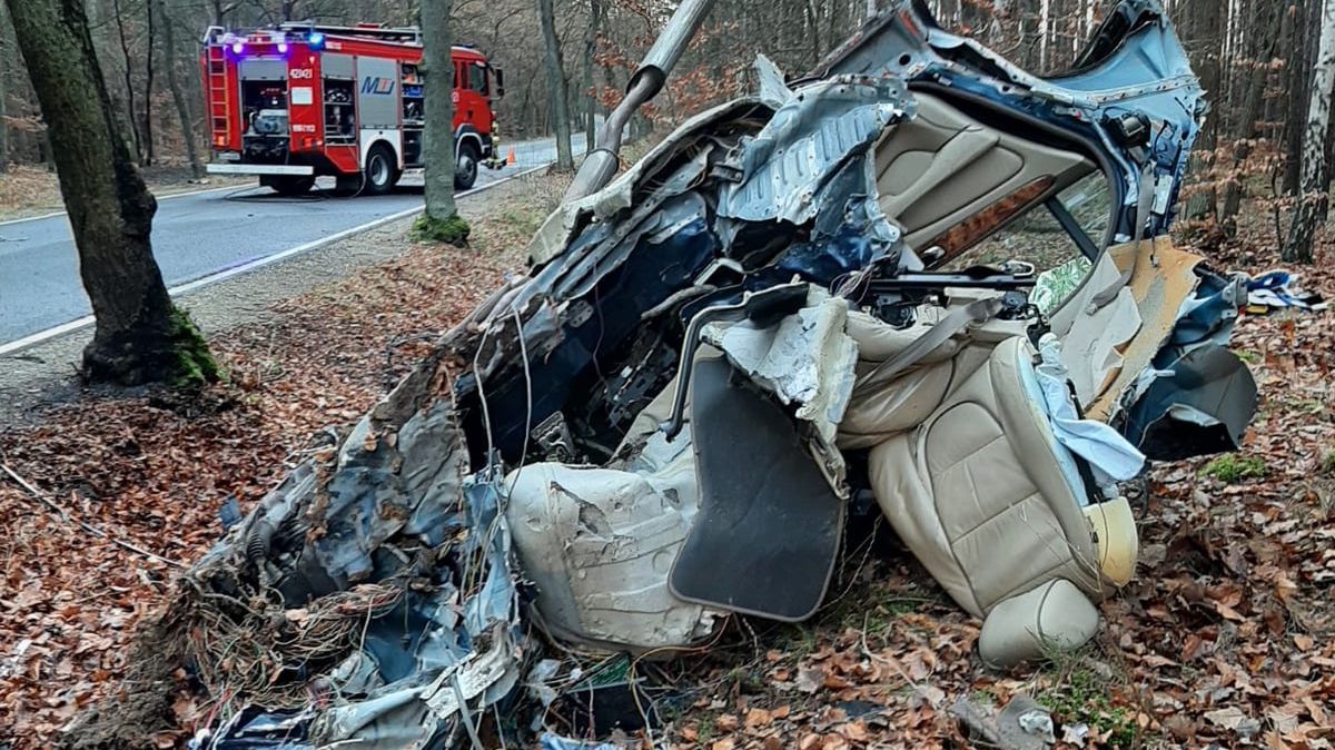Tyle zostało z jaguara po uderzeniu w drzewo. Dwie osoby nie żyją