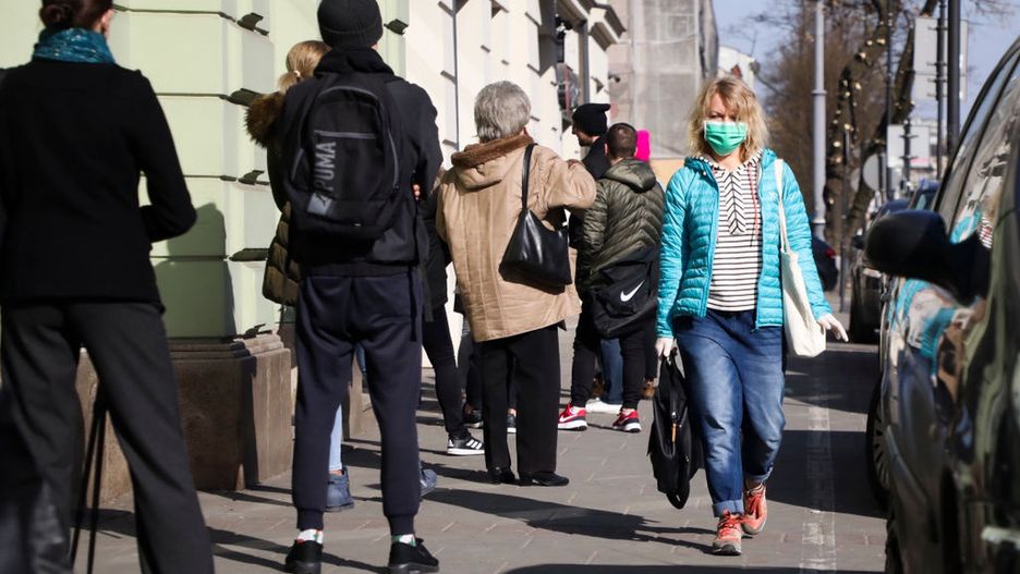 Koronawirus 2020. Kolejki pod sklepami spożywczymi
