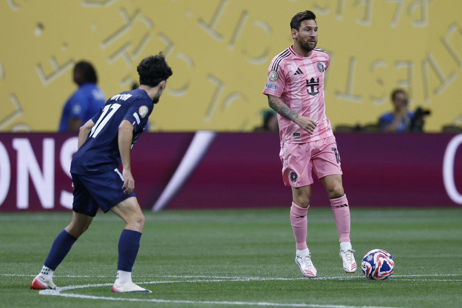 Bezradny Messi w meczu z PSG
