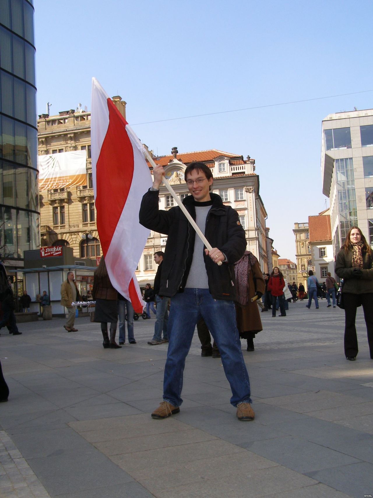 Jedno z ostatnich zdjęć Katkouskiego. Trzyma na nim dumnie flagę "niepodległej" Białorusi. Wykonano je na początku marca 2006 r. w Pradze. Kilkanaście miesięcy później zmarł w tym mieście.