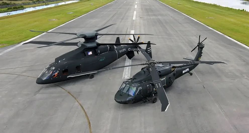 Sikorsky-Boeing Defiant X na tle UH-60M Black Hawk.