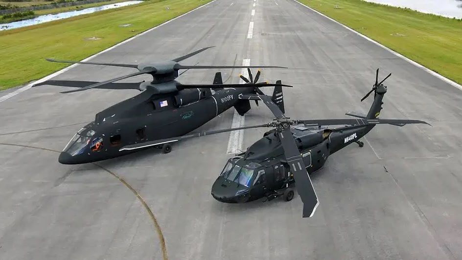 Sikorsky-Boeing Defiant X na tle UH-60M Black Hawk.