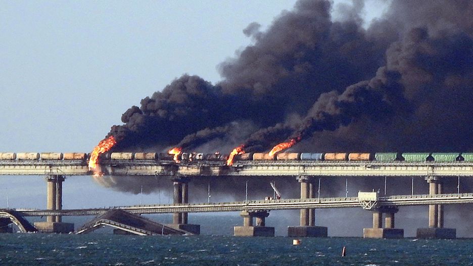 Zniszczony Most KrymskiBlack smoke billows from a fire on the Kerch bridge that links Crimea to Russia, after a truck exploded, near Kerch, on October 8, 2022. - Moscow announced on October 8, 2022 that a truck exploded igniting a huge fire and damaging the key Kerch bridge -- built as Russia's sole land link with annexed Crimea -- and vowed to find the perpetrators, without immediately blaming Ukraine. (Photo by AFP) / CROPPED VERSION-