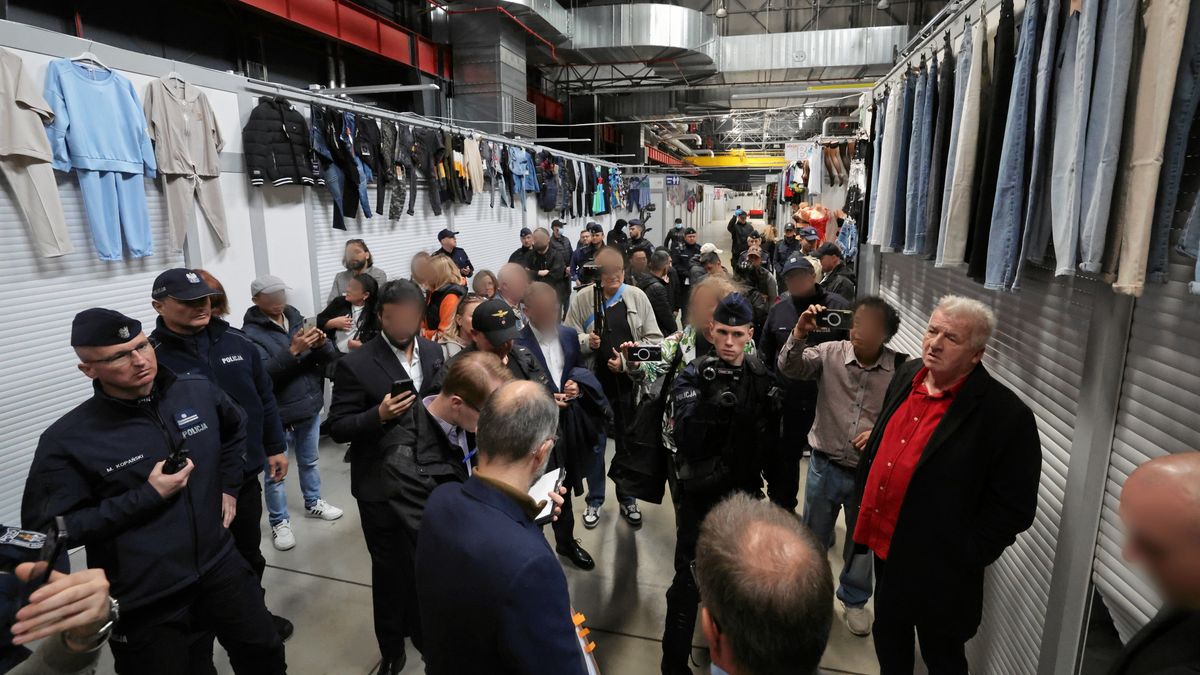 Wejscie komornika na teren Centrum Handlowego Modlinska 6D
14.05.2025 Warszawa , dzialacz spoleczny Piotr Ikonowicz (p) podczas wejscia komornika na teren centrum handlowego Modlinska 6D .
Fot . Kuba Atys / Agencja Wyborcza.pl
Fot. Kuba Atys / Agencja Wyborcza.pl
handel, komornik, policja, /FR/