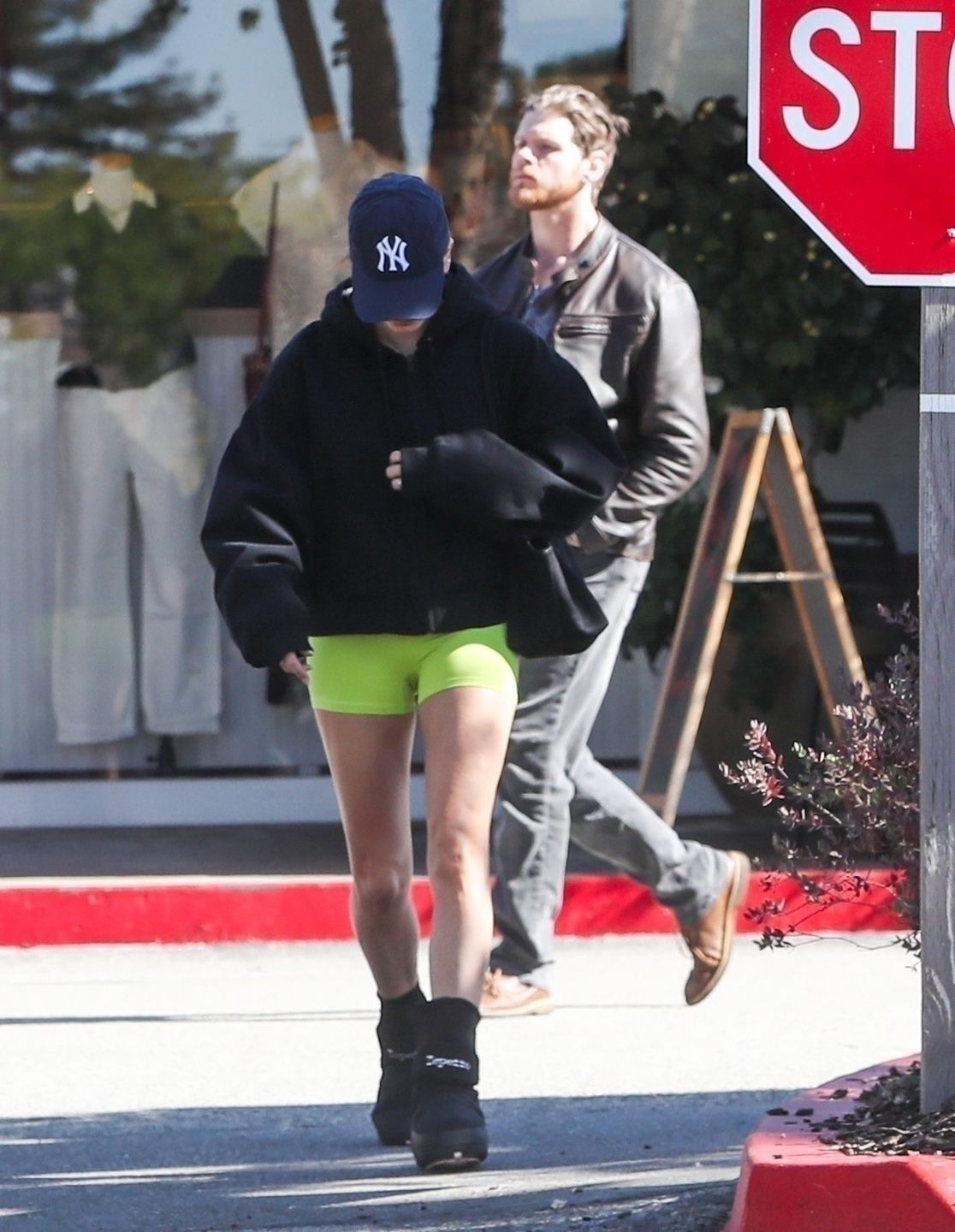 Justin Bieber w kapciach mknie na śniadadanie z Hailey