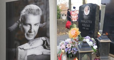 Emilian Kamiński, Violeta Villas i Piotr Woźniak-Starak  zostali pochowani na Powązkach. Tak dziś wyglądają ich groby (WIDEO)
