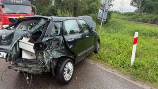 Zderzenie pociągu z osobówką na przejeździe kolejowym. Kierująca tłumaczyła, że się zamyśliła