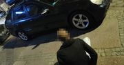 Szczecin: Spanikował na widok patrolu. Uciekał z narkotykami w kieszeni i uszkodził mercedesa na parkingu