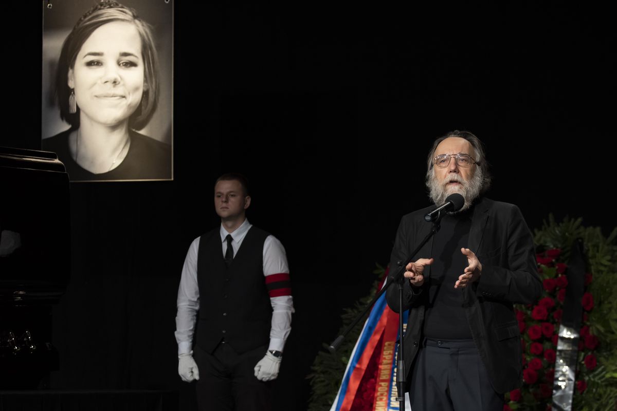 Uroczystość pogrzebowa Darii Duginy odbyła się we wtorek w wieży telewizyjnej Ostakino, z której transmituje większość kanałów rosyjskiej telewizji państwowej (Photo by Evgenii Bugubaev/Anadolu Agency via Getty Images)