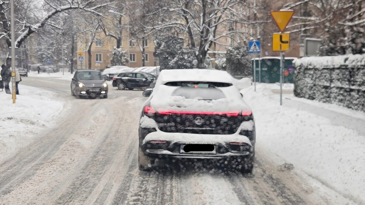 Nieodśnieżony mercedes w czasie jazdy