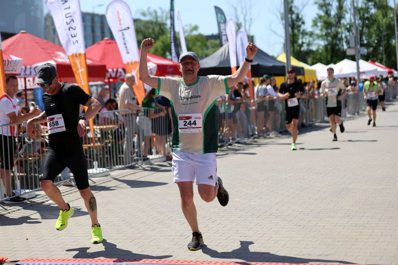 uczestnicy Półmaratonu Radomskiego Czerwca wbiegali na metę