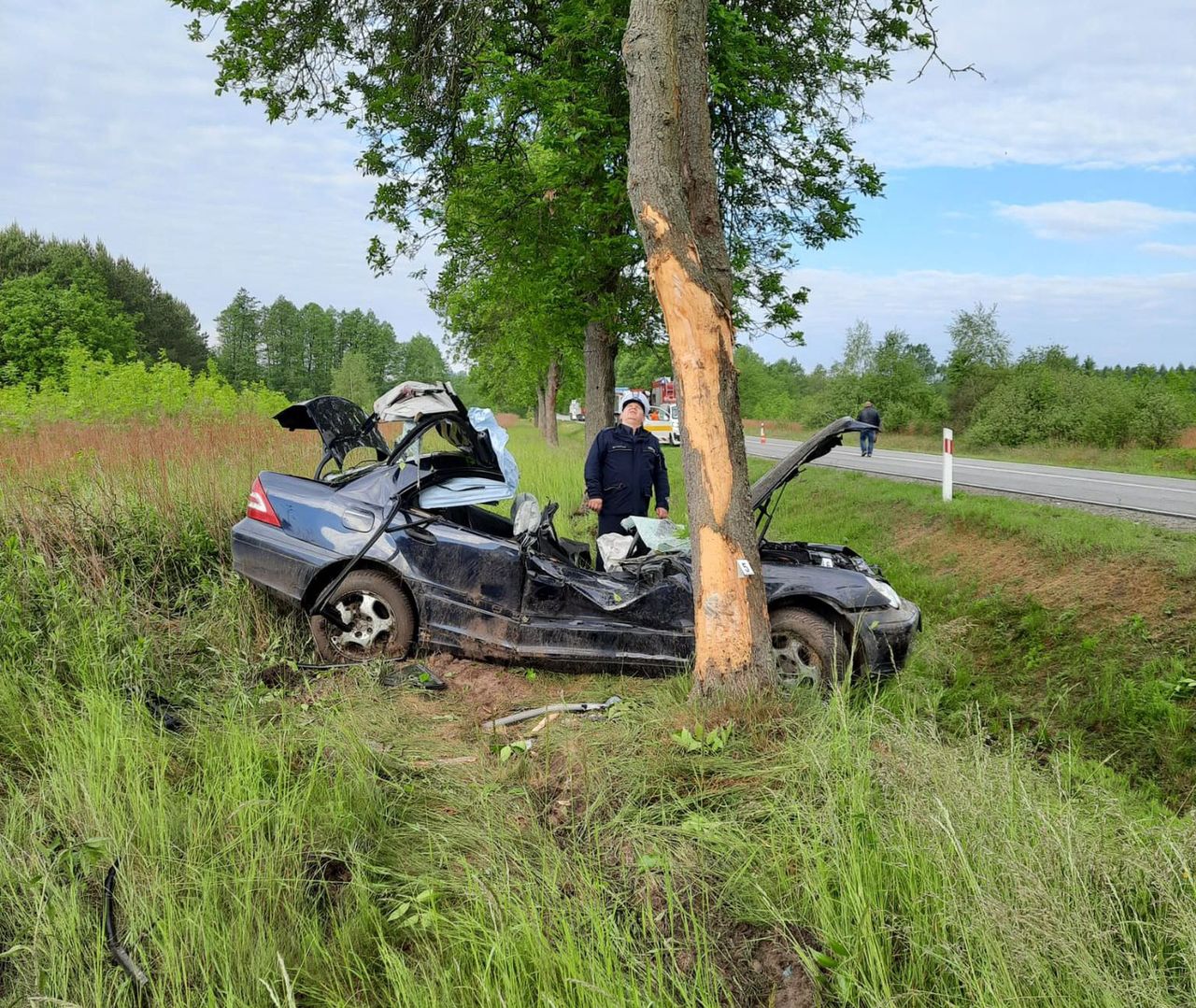 Dramatyczny wypadek. Mercedes rozbił się na drzewie. Nie żyje 36-latek