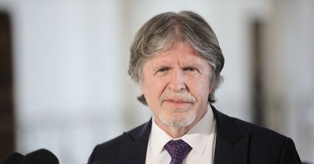 Koronawirus w Polsce. Andrzej Sośnierz oskarża rząd. Jarosław Sellin reaguje