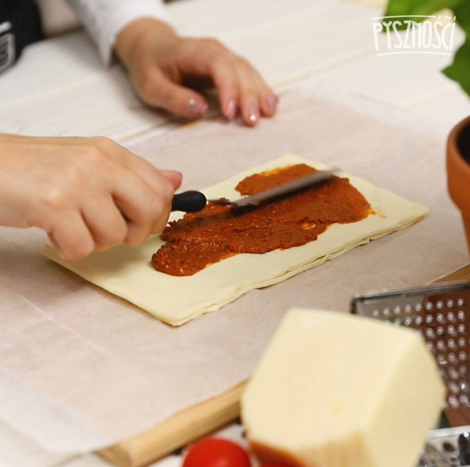 Paluchy z ciasta francuskiego z pesto- Pyszności